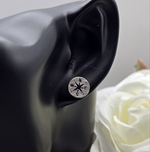 ❤️ COMPASS STUD EARRINGS - Picture 3 of 4